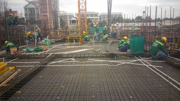 Dự án đang thi công cốt thép sàn, dầm sàn, ống âm sàn M&E tại khu vực sàn 2