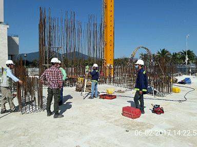 Sàn tầng 1 của dự án đã hoàn thiện và công tác chuẩn bị cho các sàn tầng tiếp theo