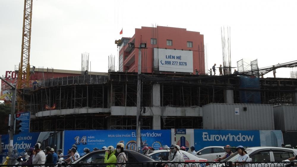 Đang thi công mặt sàn tầng 3