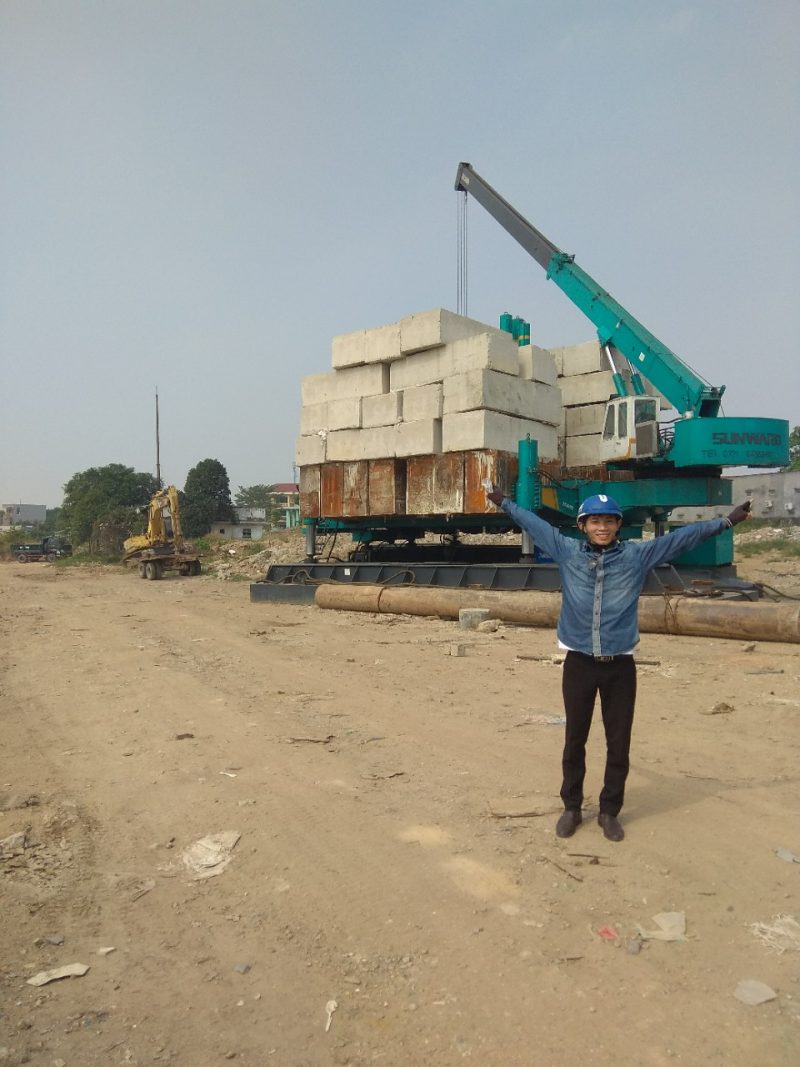 Dư án đang làm tường bao xung quanh khu đất, đưa cần cẩu và cọc nhồi vào công trường.