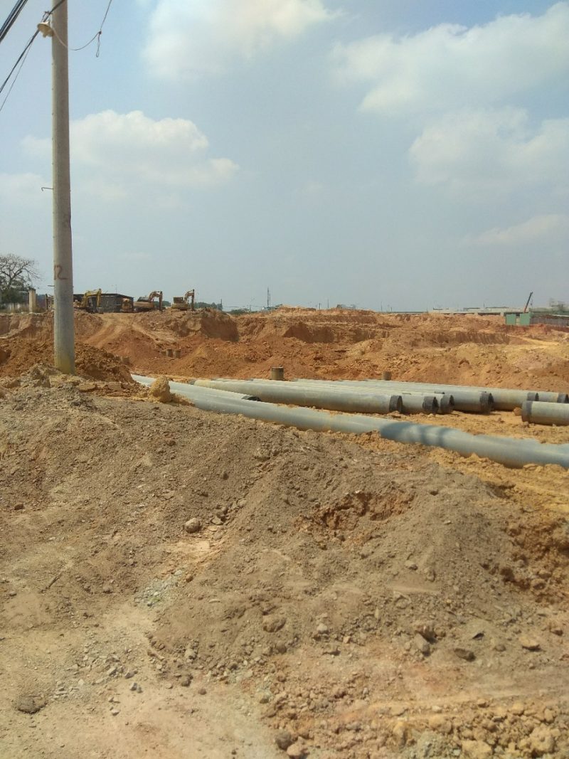 Dư án đang làm tường bao xung quanh khu đất, đưa cần cẩu và cọc nhồi vào công trường.