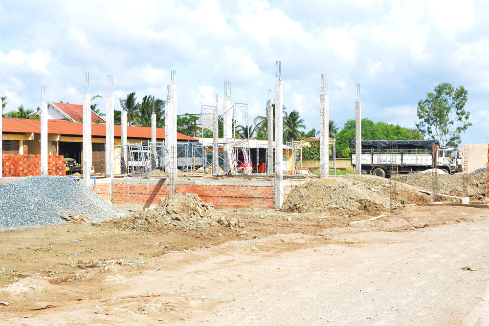 Hai căn nhà phố đã thi công xong phần móng và trệt. Hiện đang chuẩn bị đổ sàn lầu 1.