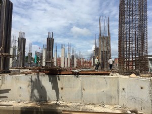 Thi công phần cột Trung Tâm Thương Mại – Dịch Vụ Hưng Phú