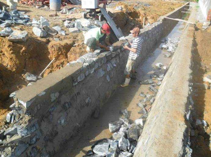 Mặt bằng đang san lắp; nhà điều hành dự án đang xây dựng