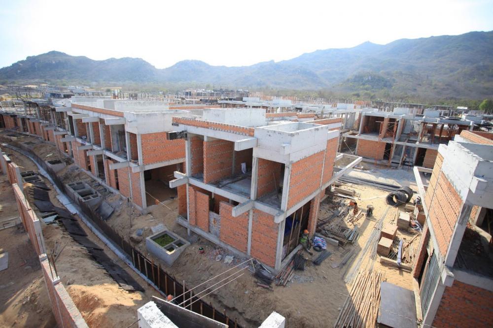 Các căn biệt thự phần thô căn bản hoàn thiện 80% cả dự án
