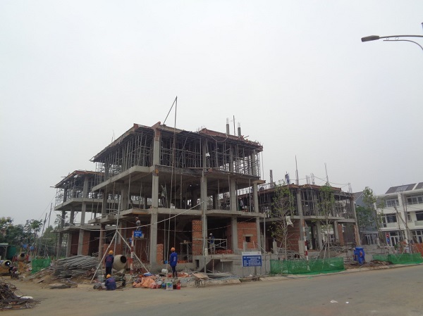 Thi công cốp pha sàn tầng mái nhà Lô I