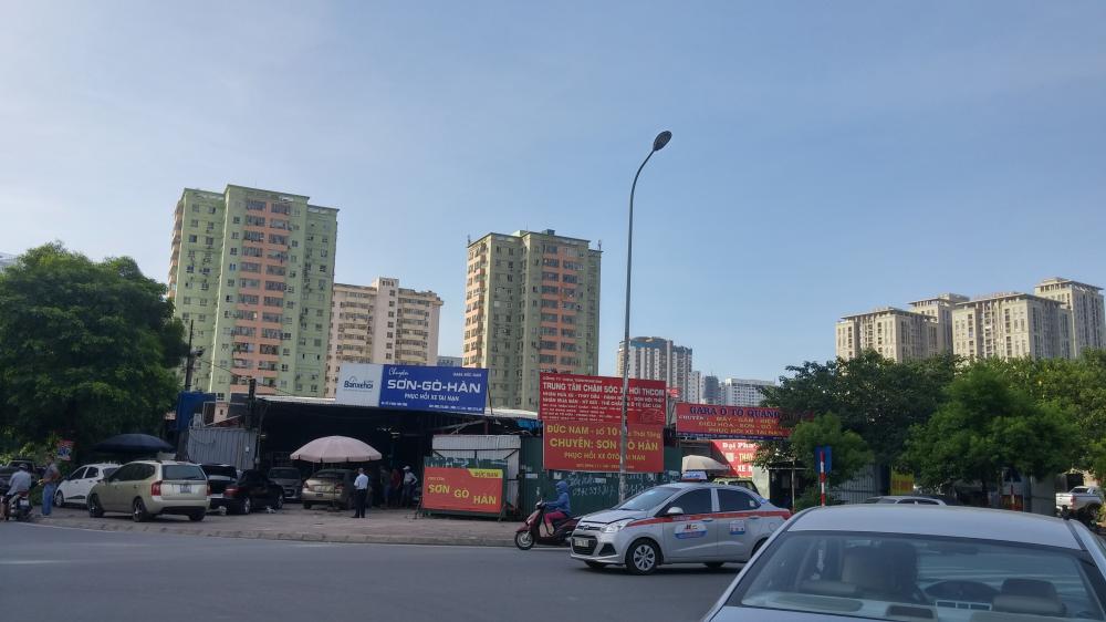 Một số tòa đã hoàn thiện và có người ở, một số mảnh đang làm bãi đỗ xe