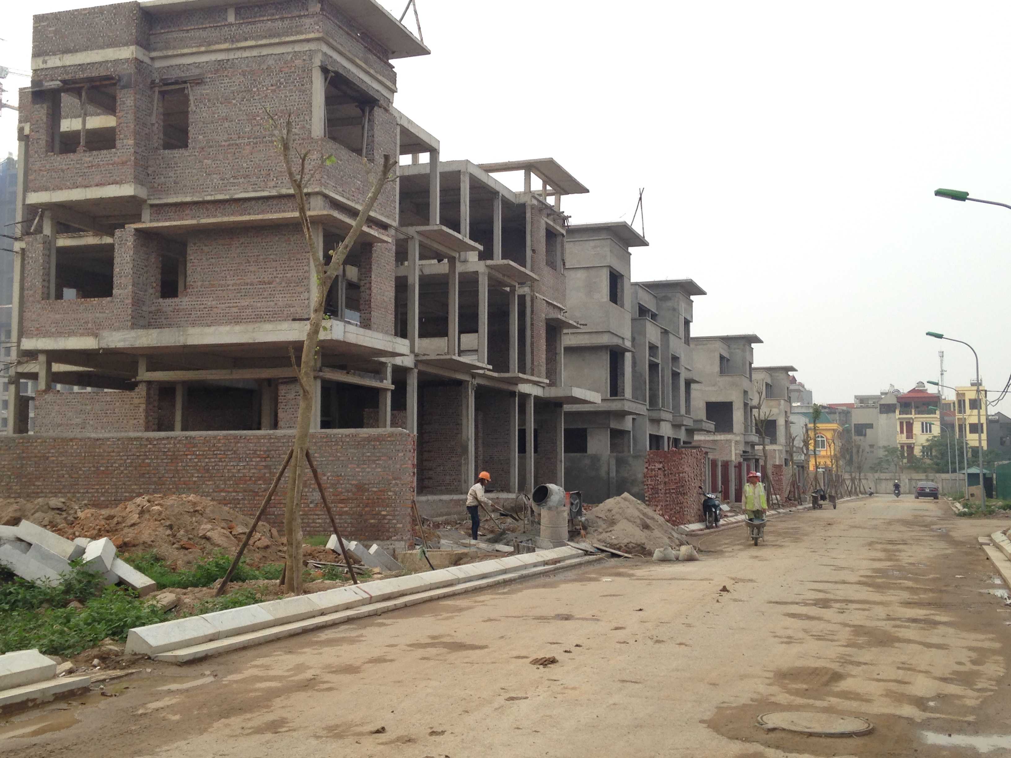 Khu BT5 căn xong thô, căn đang xây và một số lô đất chưa xây dựng