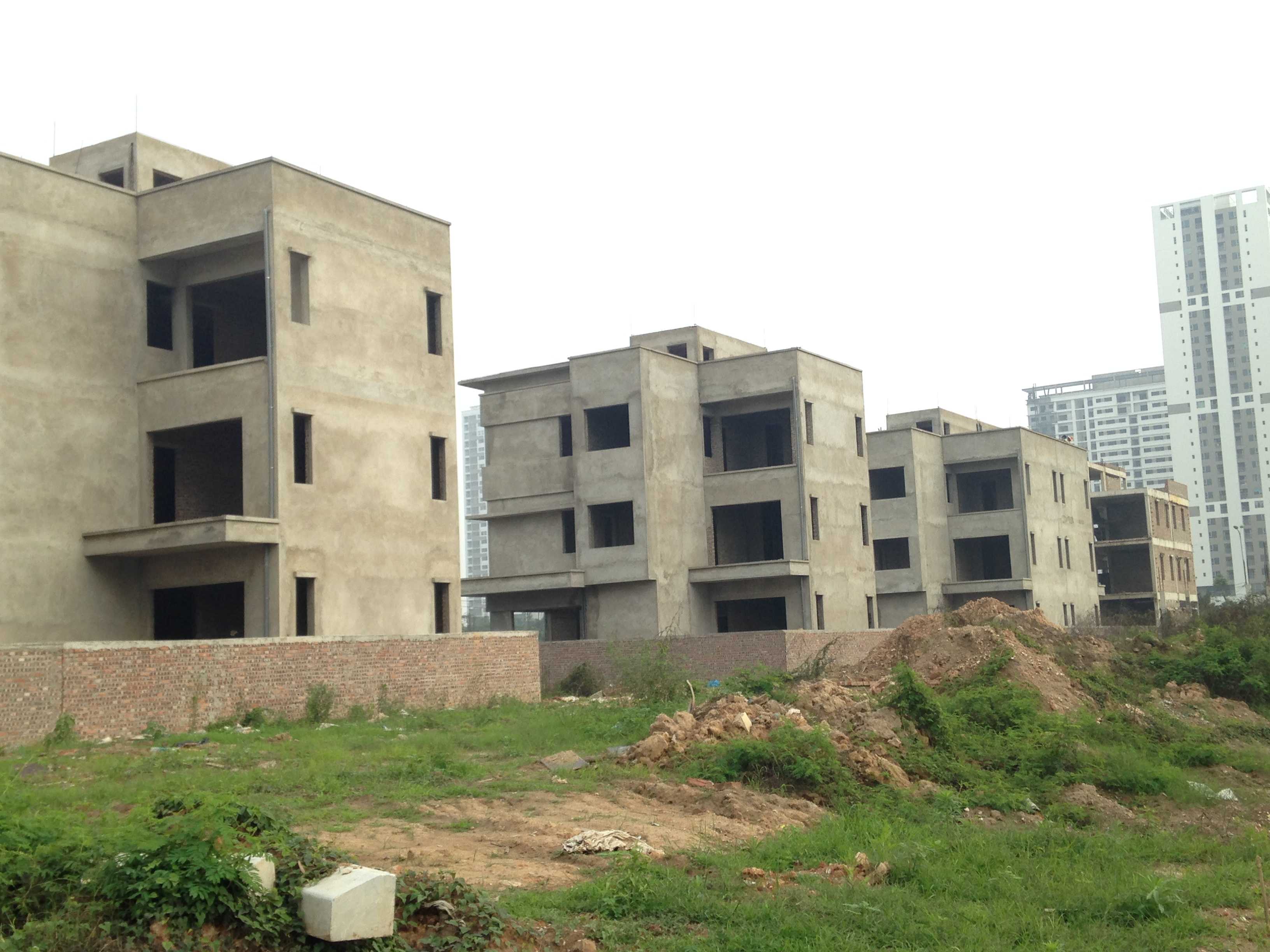 Khu BT5 căn xong thô, căn đang xây và một số lô đất chưa xây dựng