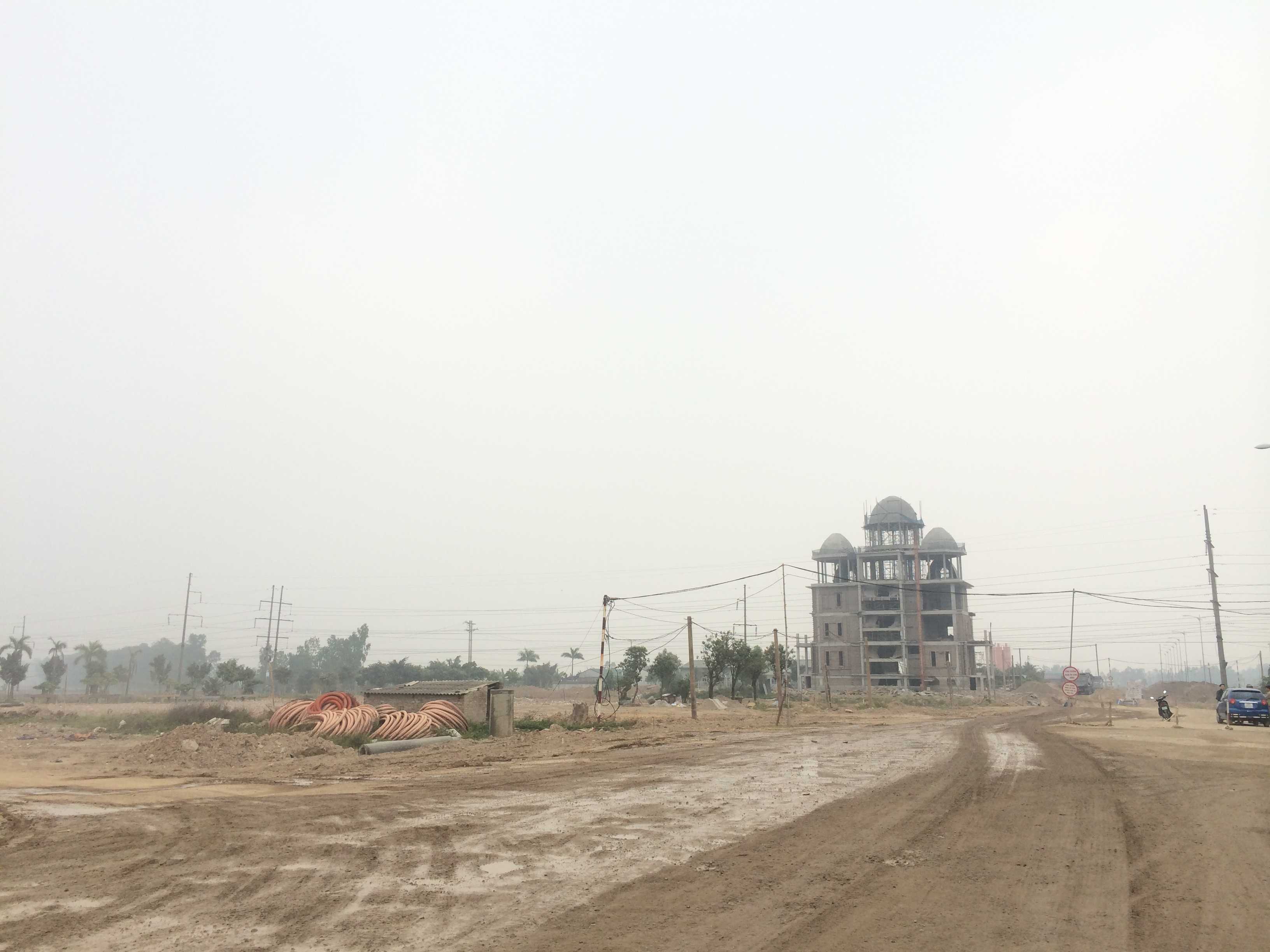 Dự án đang san lấp mặt bằng, chuẩn bị bàn giao diện tích xây dựng