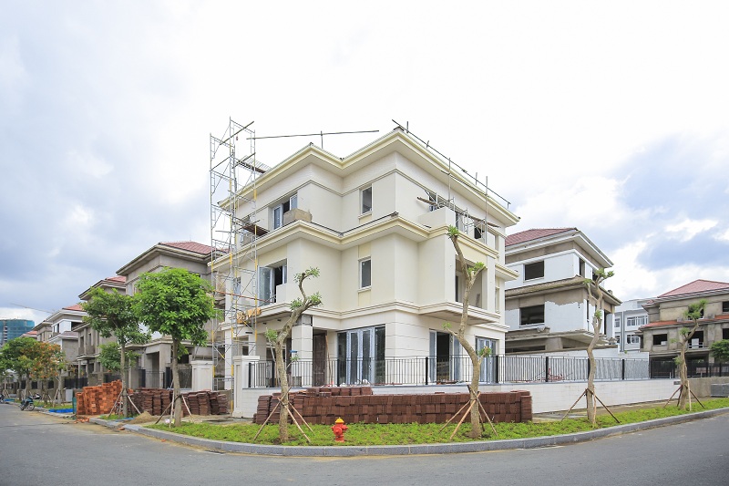 Khu biệt thự Saroma Villa đang triển khai công tác sơn, lợp ngói và ốp đá ngoài trời