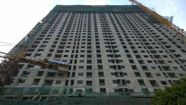 Gemek Tower hiện đã cất nóc xong, công trường thi công luôn tấp nập