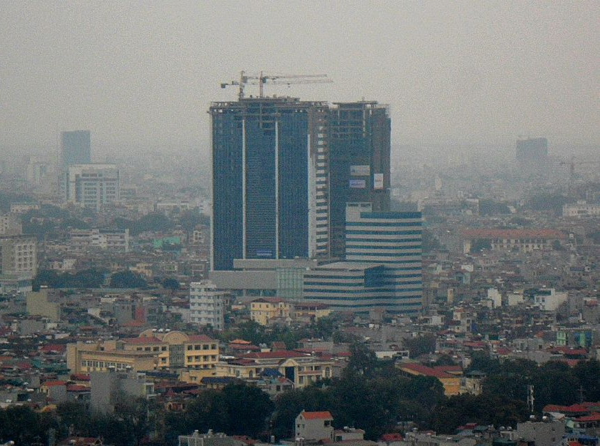 Tòa nhà đang lắp kính