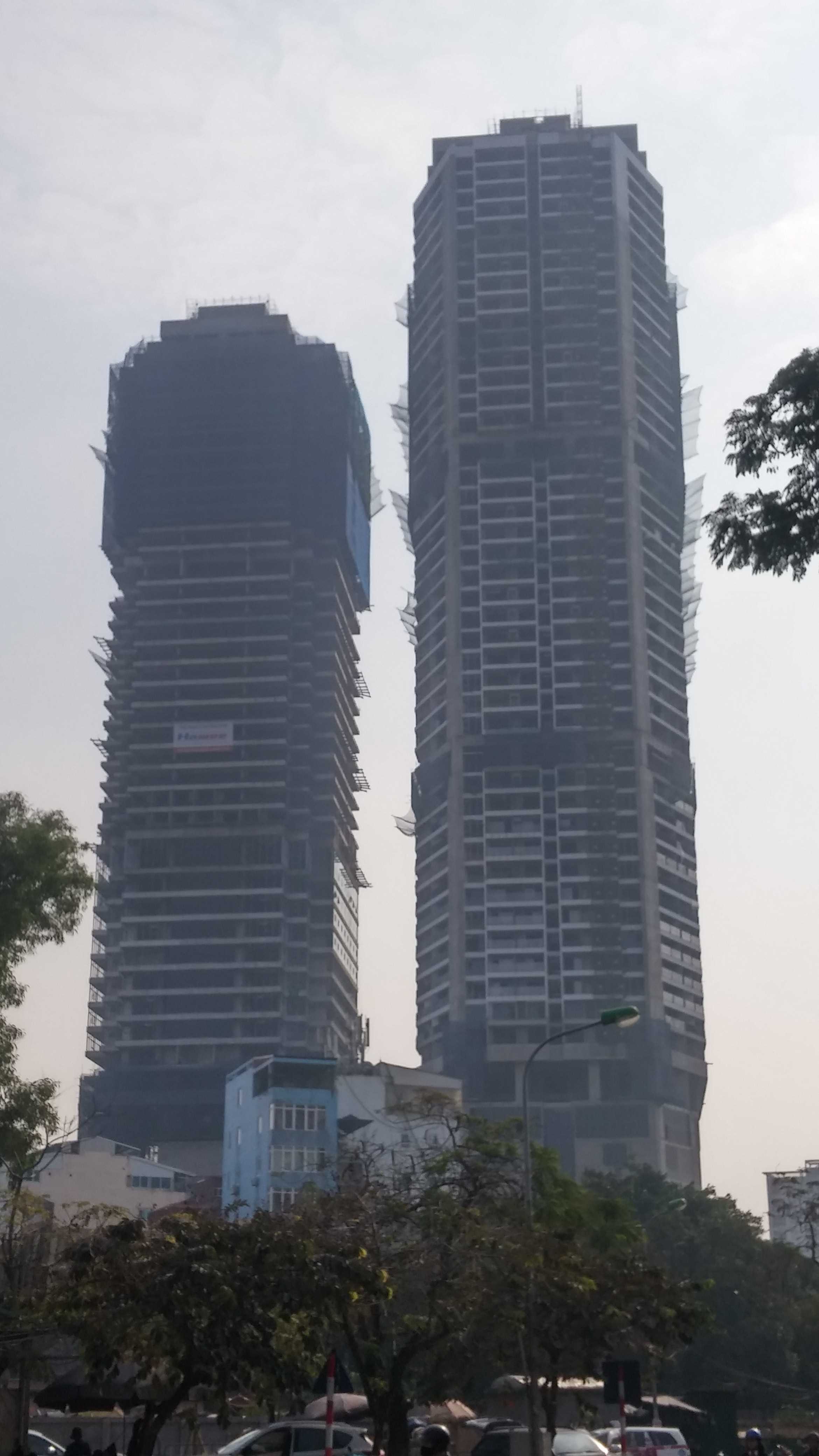 Dự án đã xây xong thô và vẫn đang lắp đặt cửa sổ bên ngoài