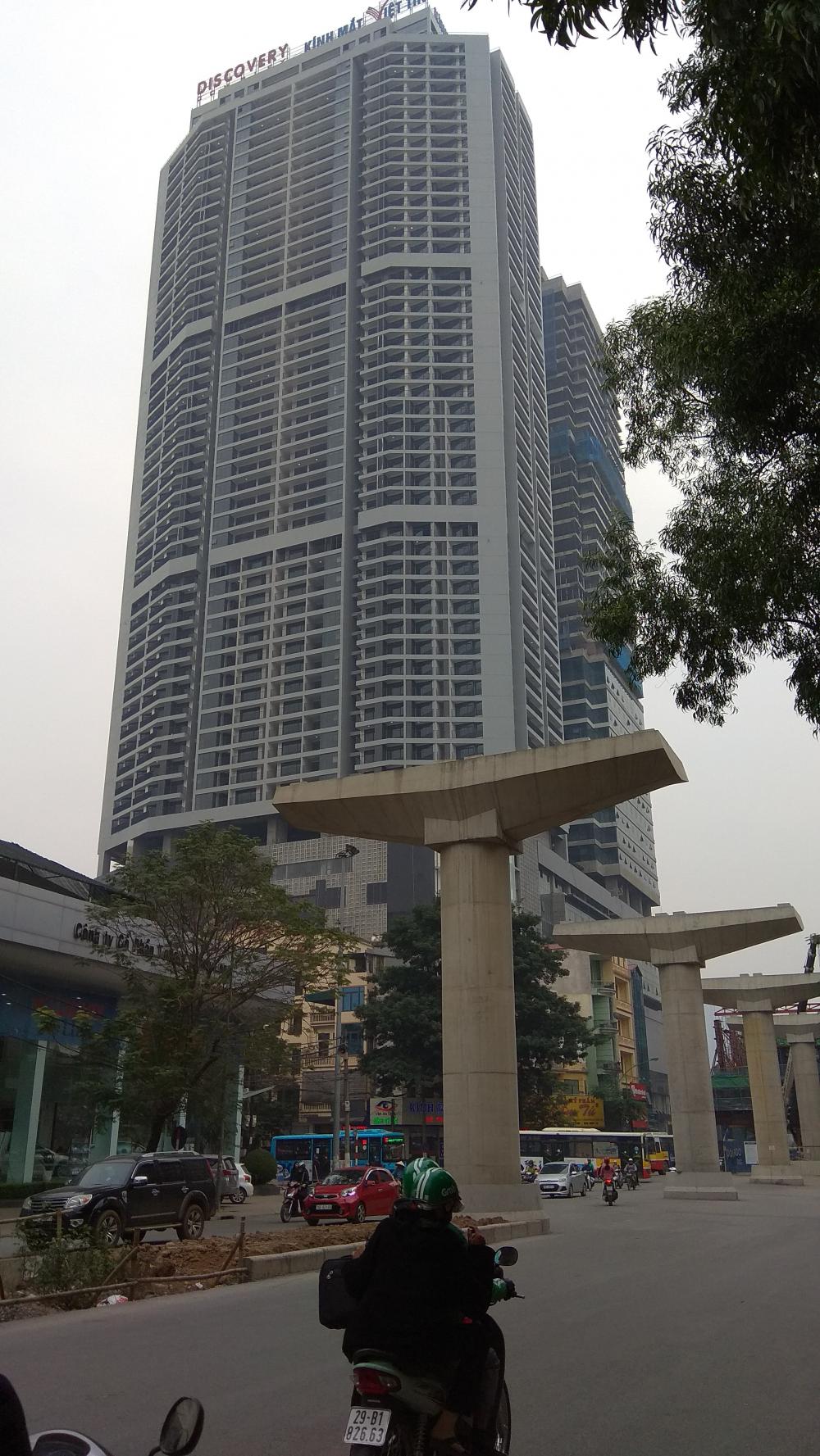 1 khối đã lắp xong cửa sổ, 1 khối đang lắp kính