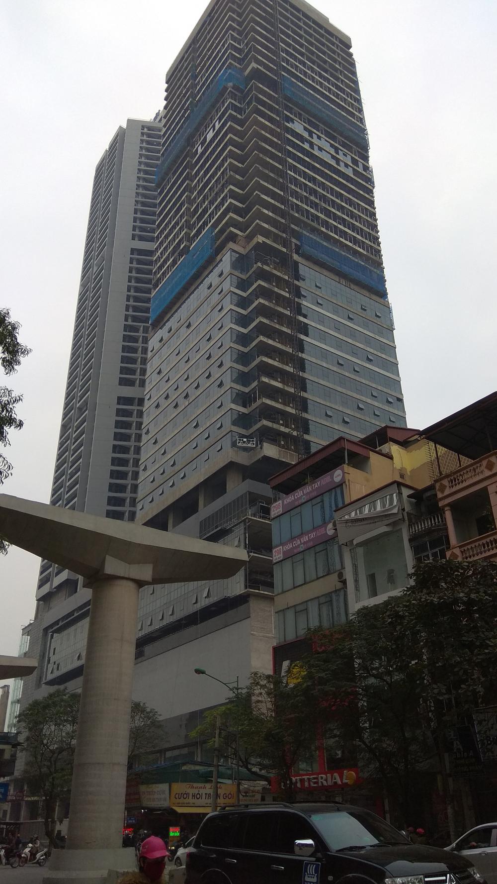 1 khối đã lắp xong cửa sổ, 1 khối đang lắp kính