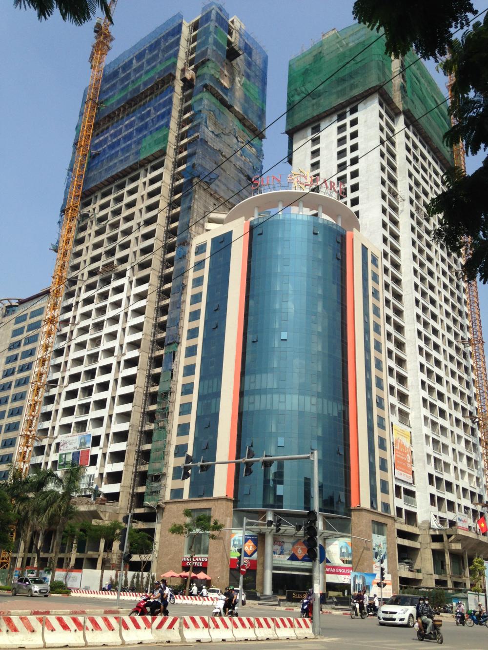 Dự án đang hoàn thiện những tầng cuối, kết hợp sơn mặt ngoài, chuẩn bị cất nóc