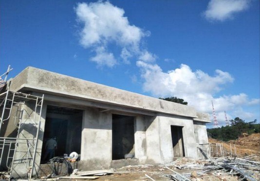 Nhà mẫu khách sạn đang xây tường nhà, trát tường trong và ngoài nhà