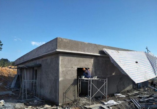 Nhà mẫu khách sạn đang xây tường nhà, trát tường trong và ngoài nhà