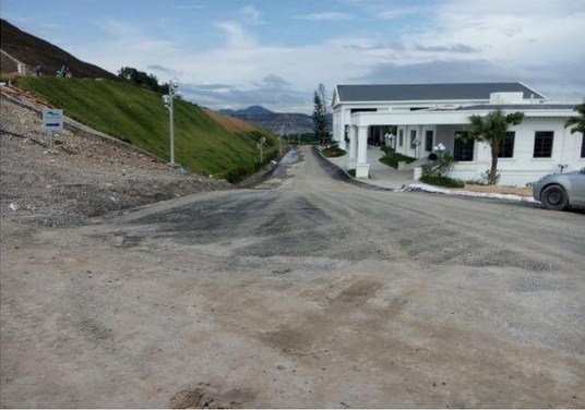 Đường tuyến 3 thi công nền đường, tường kè, thoát nước 100%