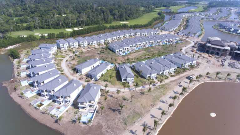 Dãy biệt thự đơn lập thứ 2, dãy ốc đảo, biệt thự song lập và biệt thự sát sân golf hiện đã hoàn thiện nội thất và đang tiến hành vệ sinh ti