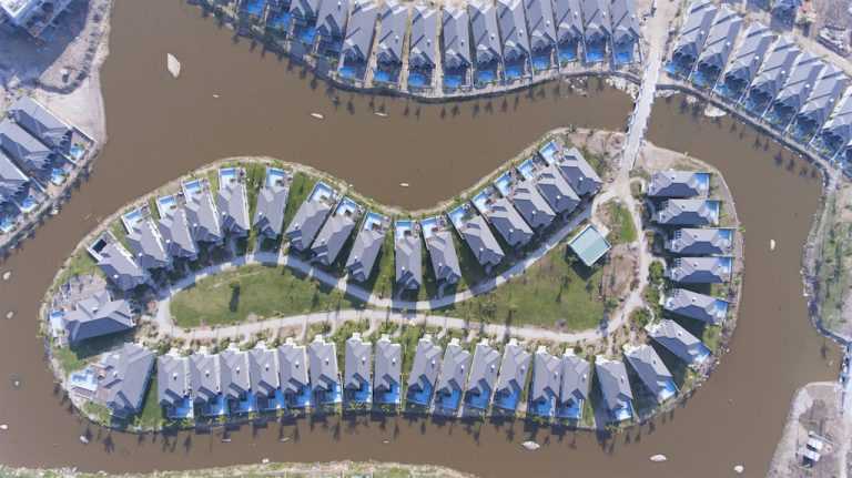 Dãy biệt thự đơn lập thứ 2, dãy ốc đảo, biệt thự song lập và biệt thự sát sân golf hiện đã hoàn thiện nội thất và đang tiến hành vệ sinh ti