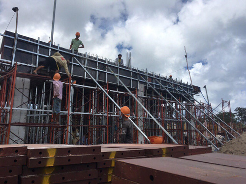 Dự án đang thi công lắp dựng coffa chuẩn bị đổ sàn tầng 1 của biệt thự