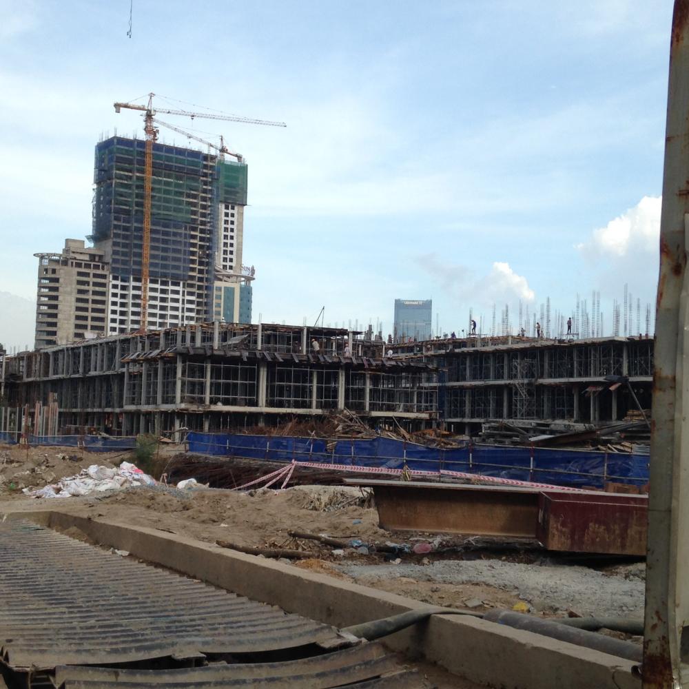 Xây tới tầng 5, nhà liền kề biệt thự đang làm thô