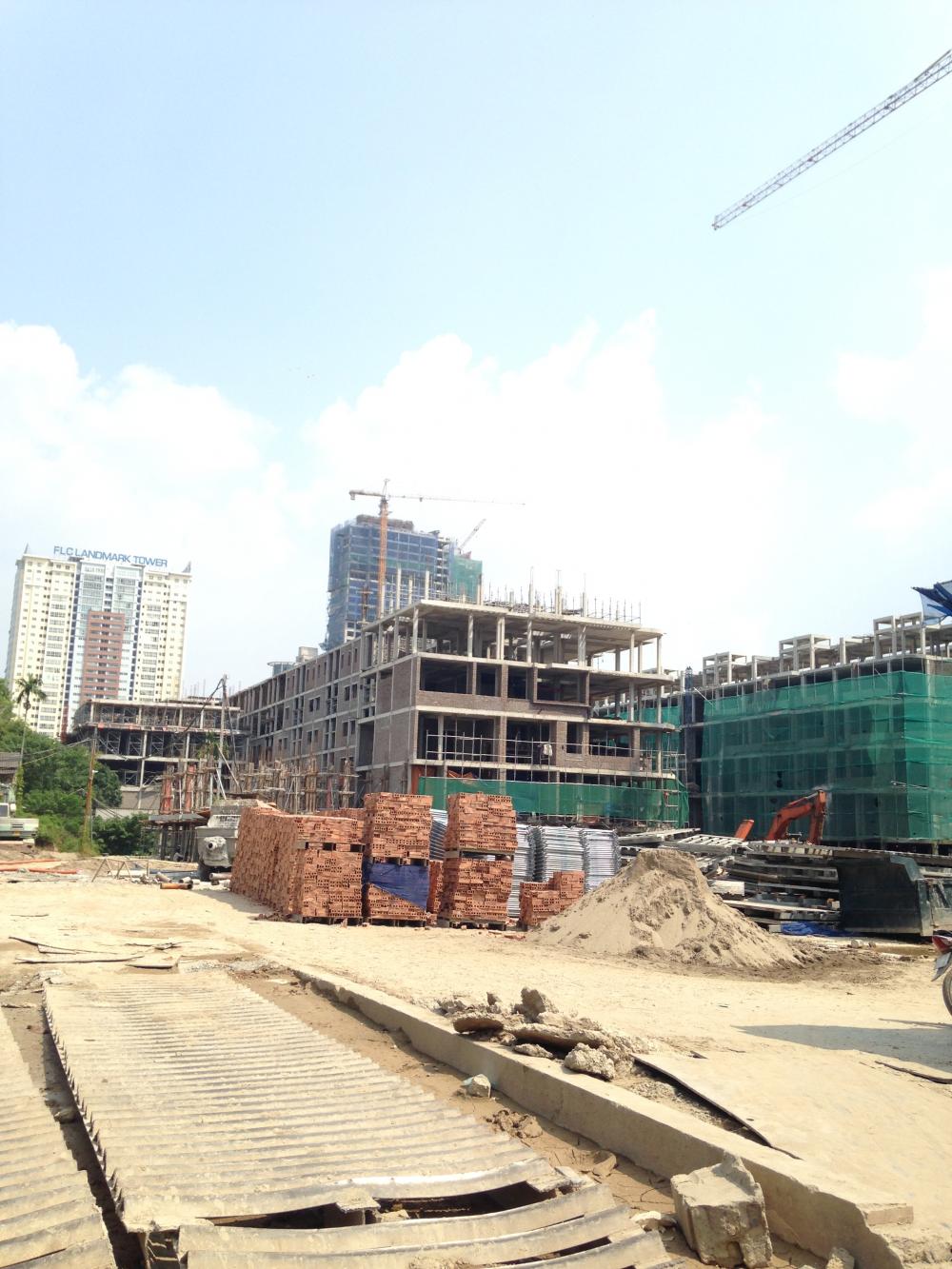 Tòa chung cư đang thi công tới tầng 10, các căn liền kề đang xây thô