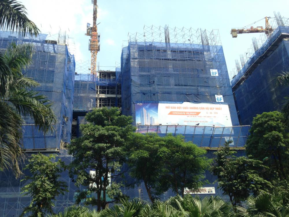 Tòa chung cư đang thi công tới tầng 10, các căn liền kề đang xây thô