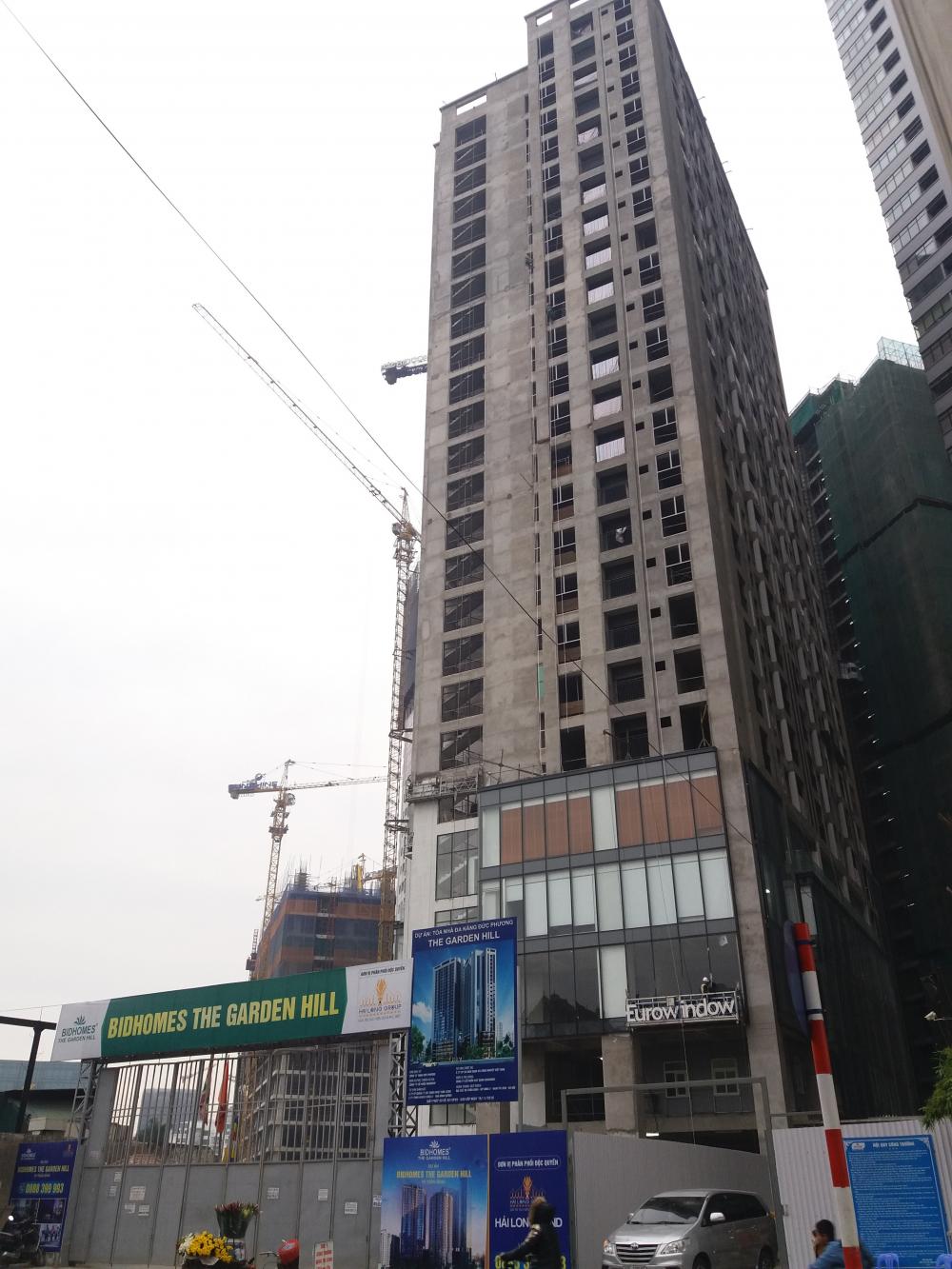 Dự án đang lắp đặt cửa sổ và ban công