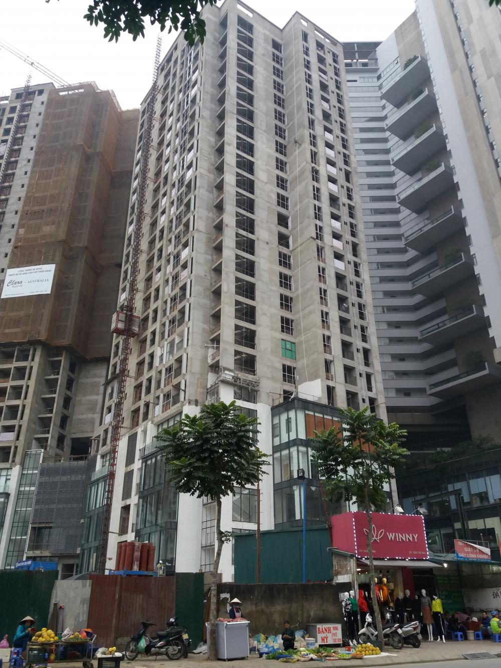 Dự án đang lắp đặt cửa sổ và ban công