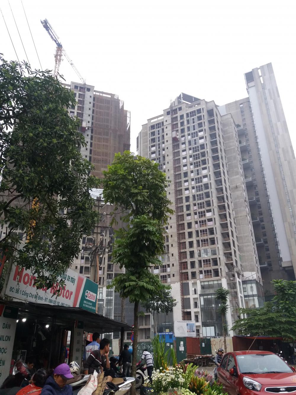 Dự án đang lắp đặt cửa sổ và ban công