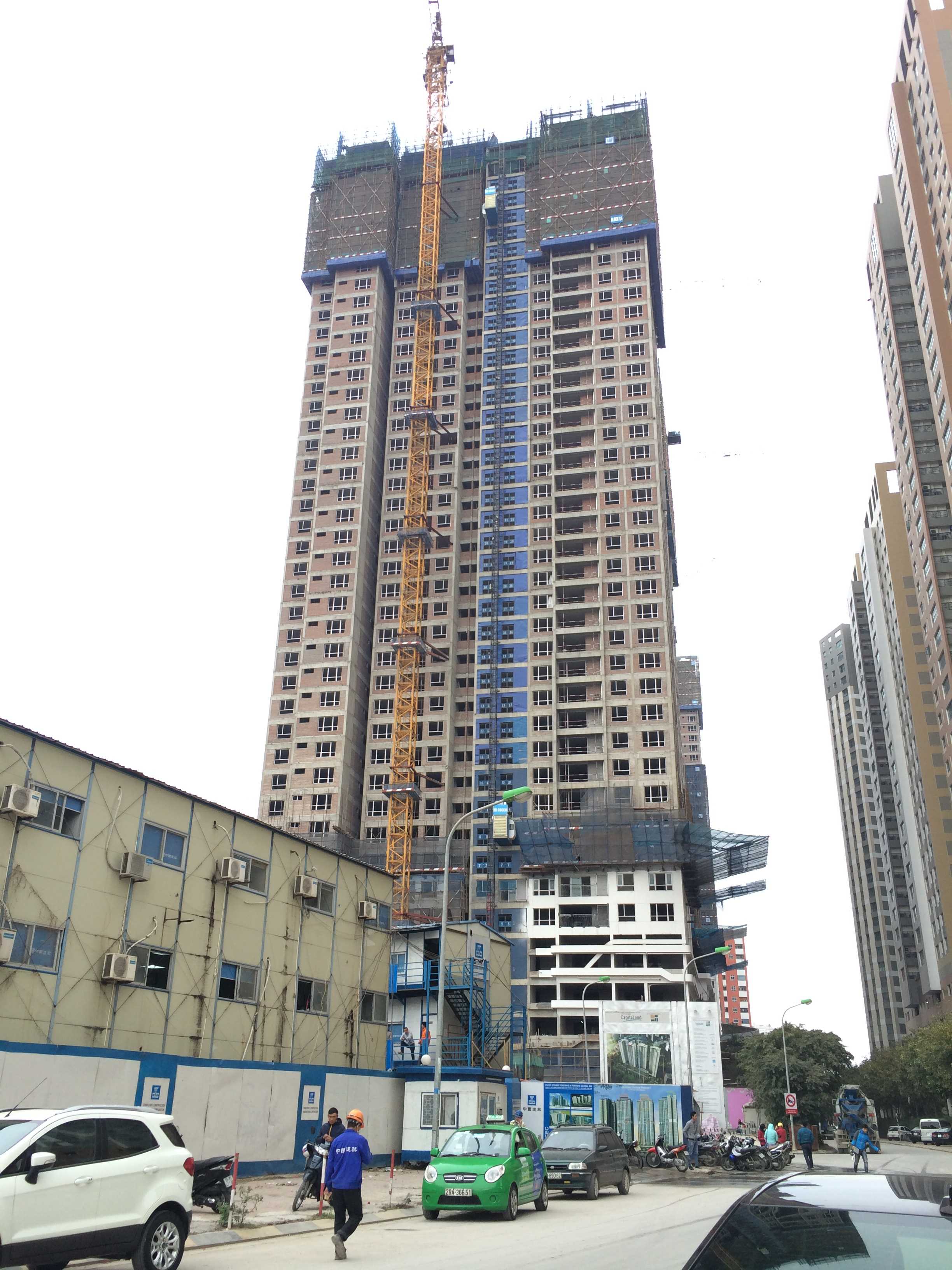 Các tòa đang tiếp tục hoàn thiện tầng 40, 41, 42 để chuẩn bị cất nóc