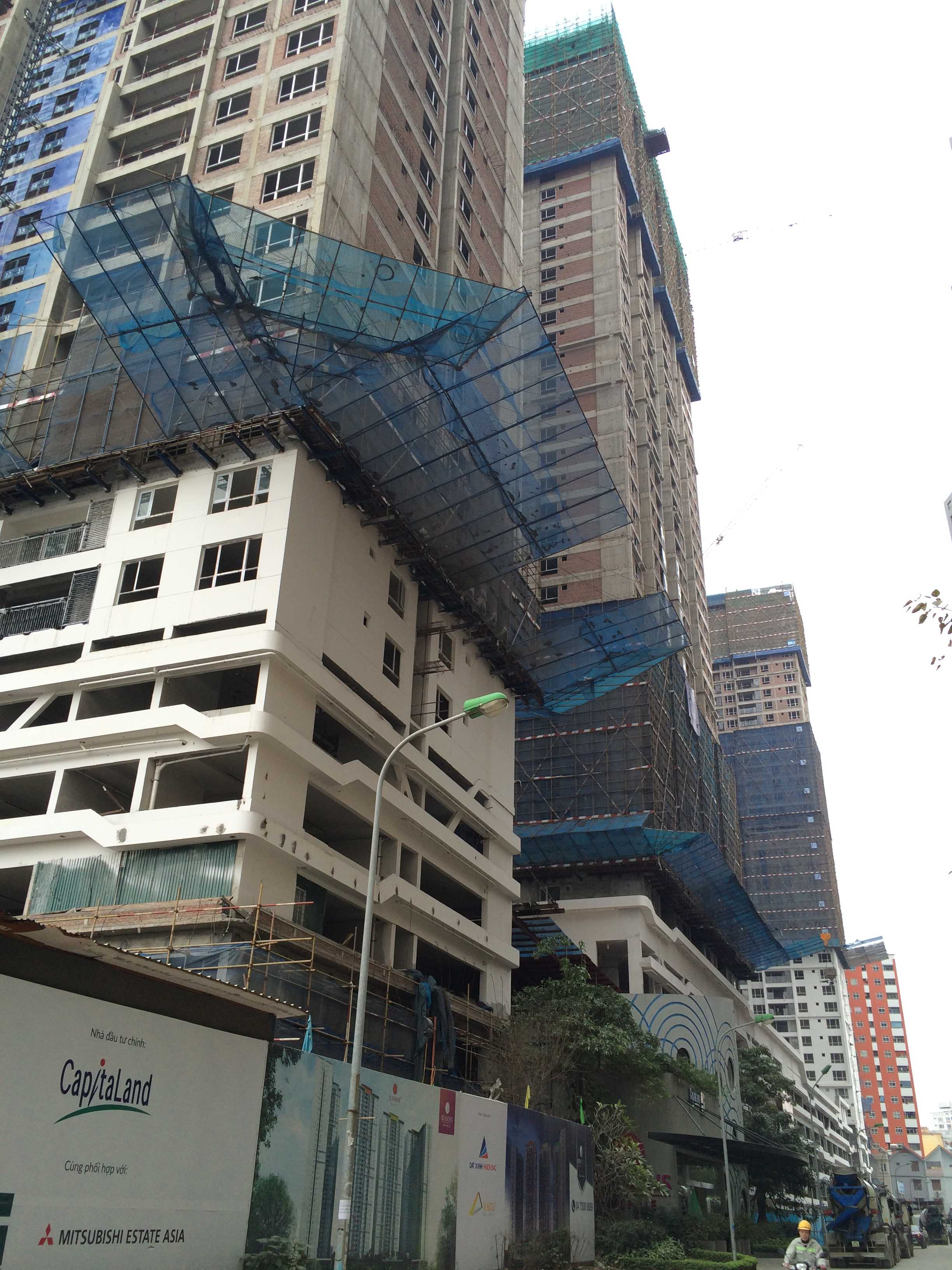 Các tòa đang tiếp tục hoàn thiện tầng 40, 41, 42 để chuẩn bị cất nóc