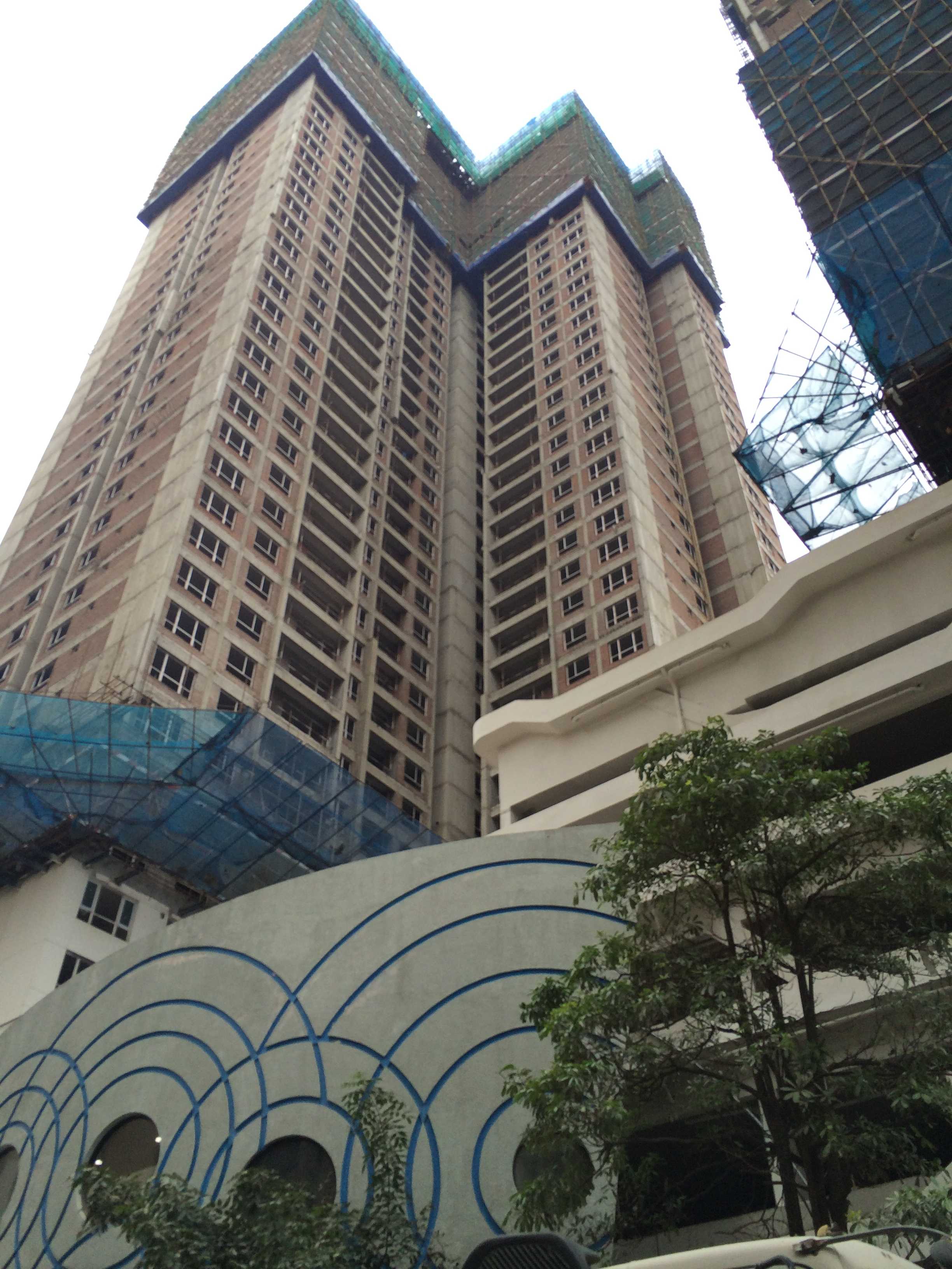 Các tòa đang tiếp tục hoàn thiện tầng 40, 41, 42 để chuẩn bị cất nóc