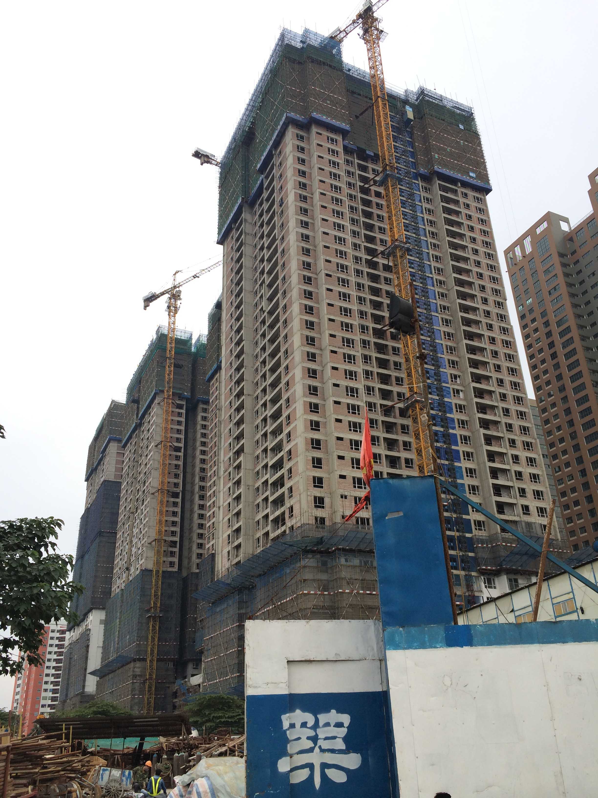 Các tòa đang tiếp tục hoàn thiện tầng 40, 41, 42 để chuẩn bị cất nóc