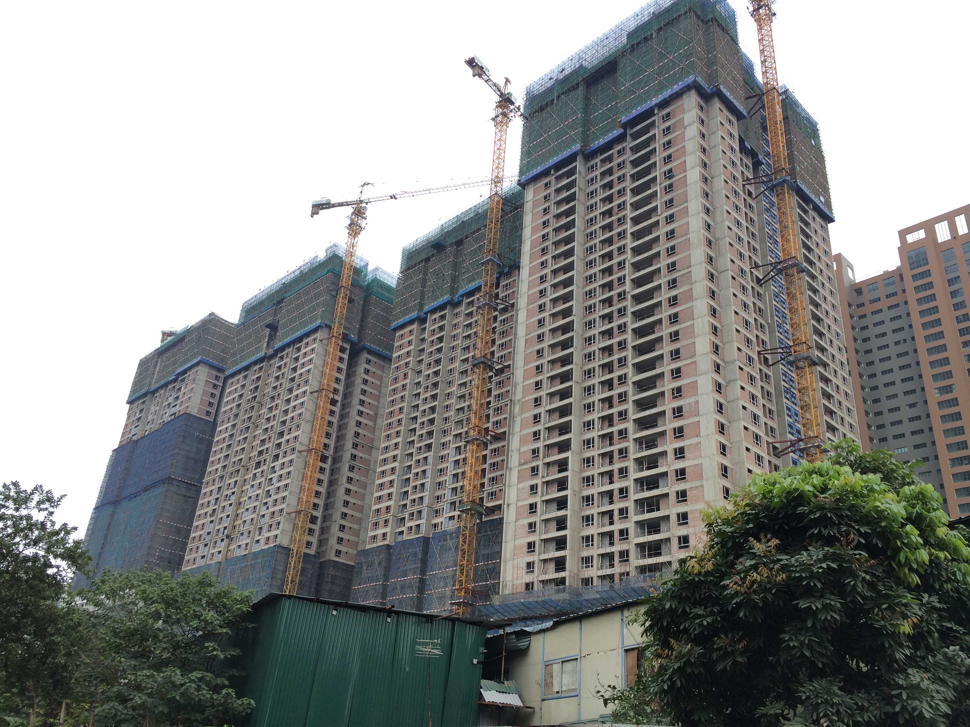 Các tòa đang tiếp tục hoàn thiện tầng 40, 41, 42 để chuẩn bị cất nóc