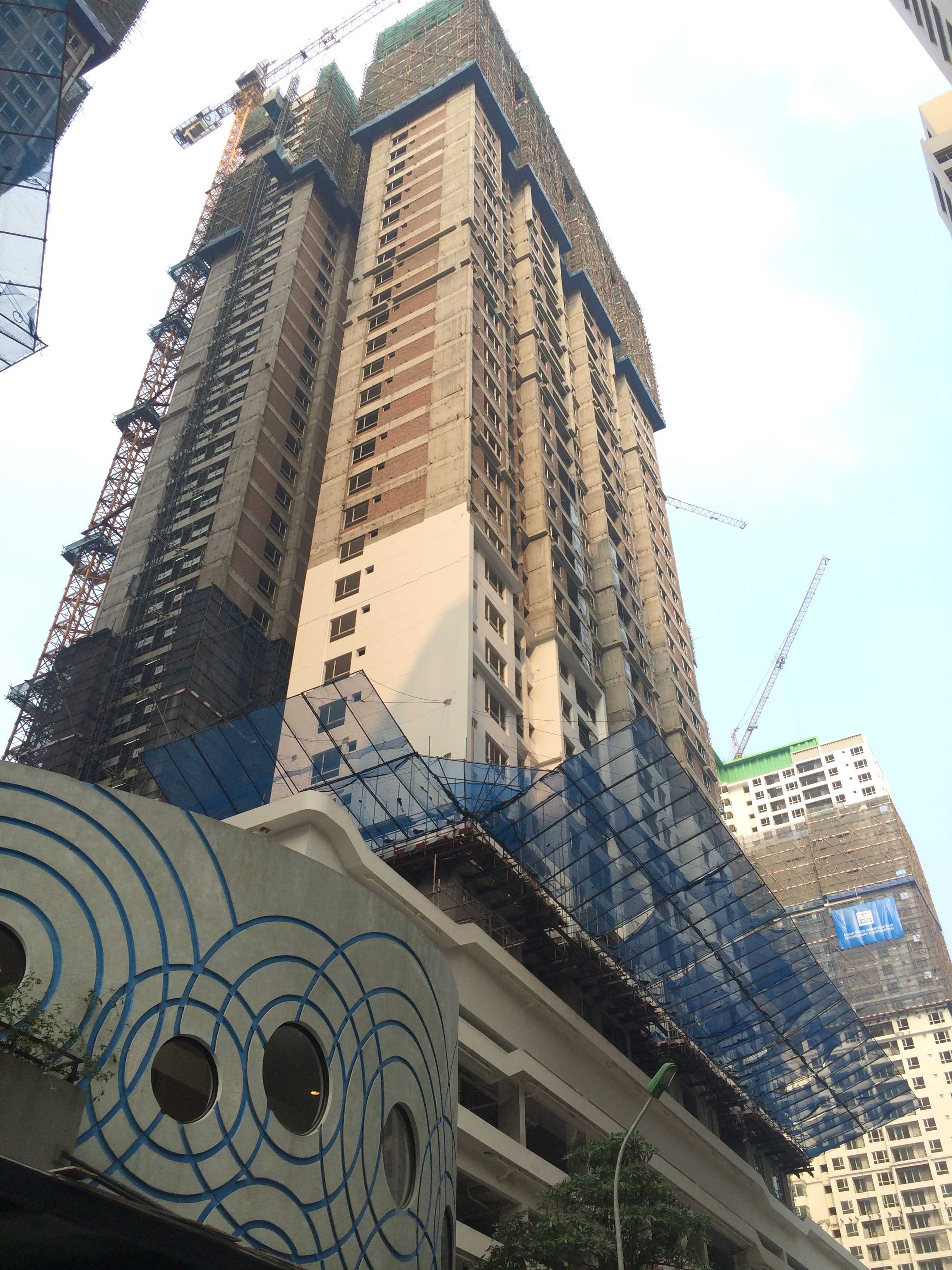 Dự án đã cất nóc, đang sơn và lắp được cửa kính