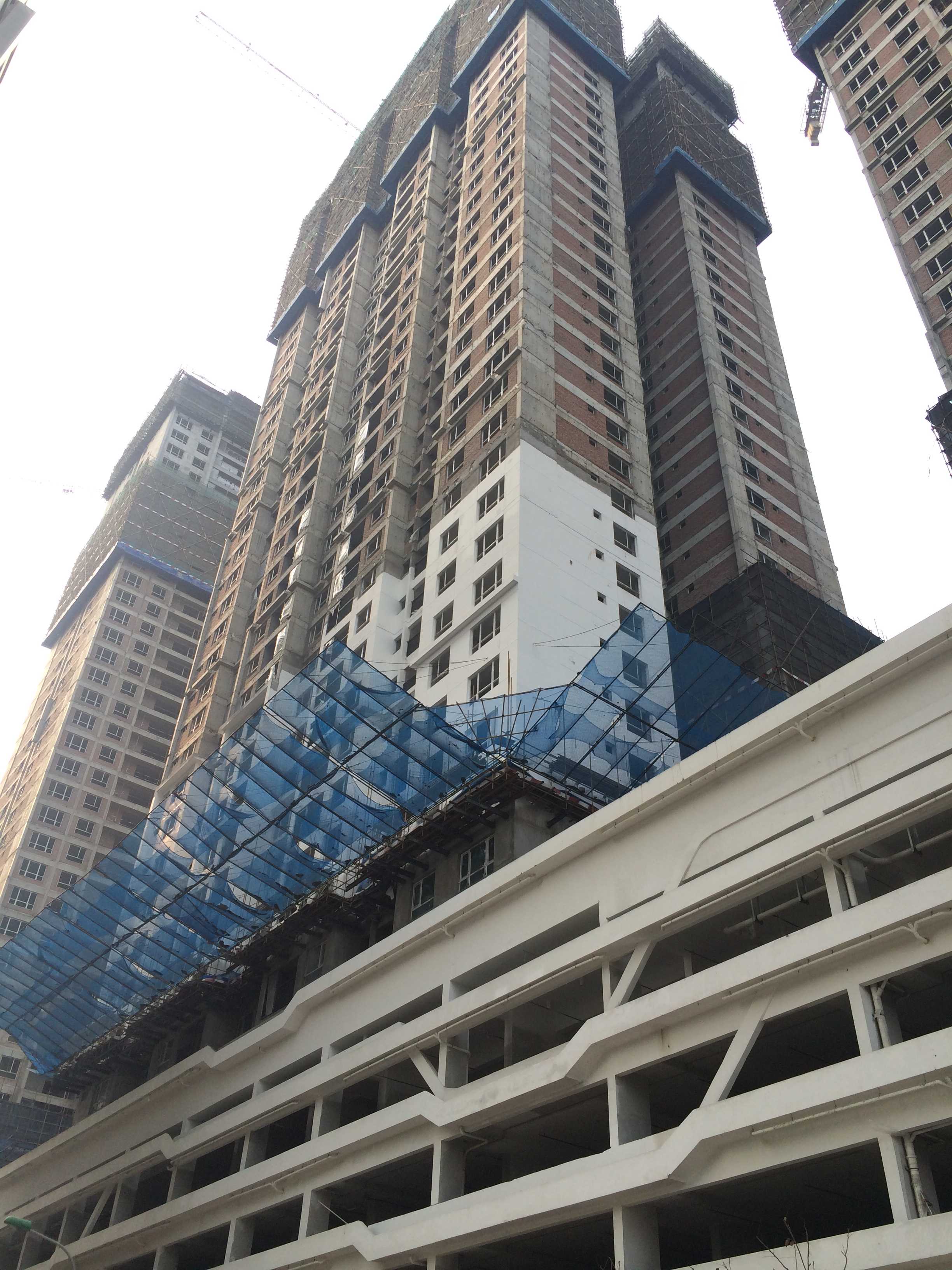 Dự án đã cất nóc, đang sơn và lắp được cửa kính