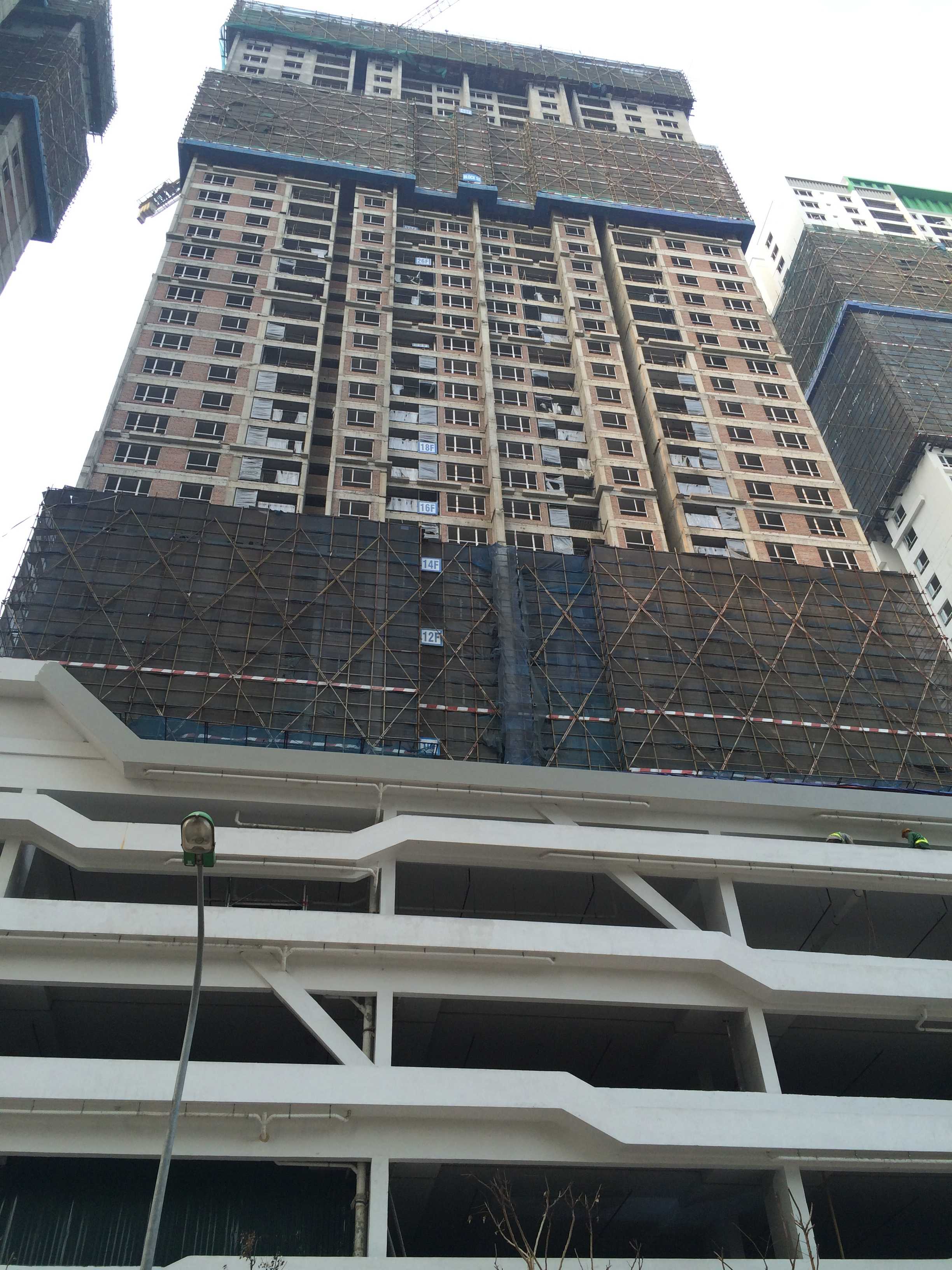 Dự án đã cất nóc, đang sơn và lắp được cửa kính