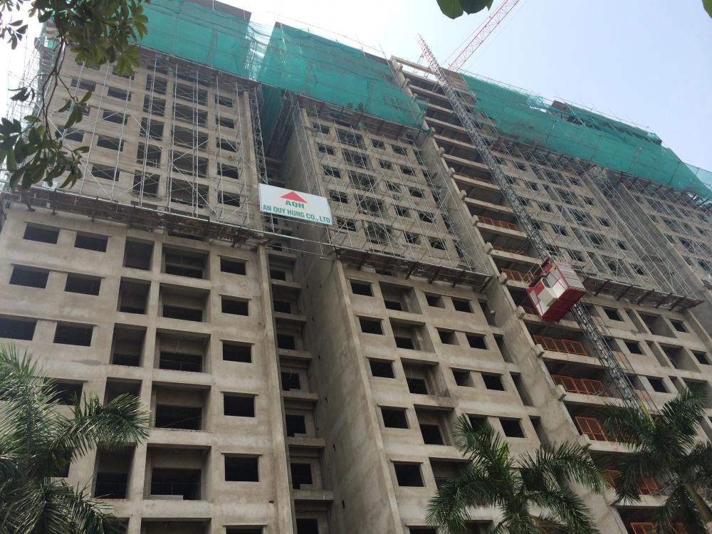 Hai tòa mặt ngoài đường Phú Lương đã cất nóc, các tòa còn lại đang xây những tầng đầu tiên