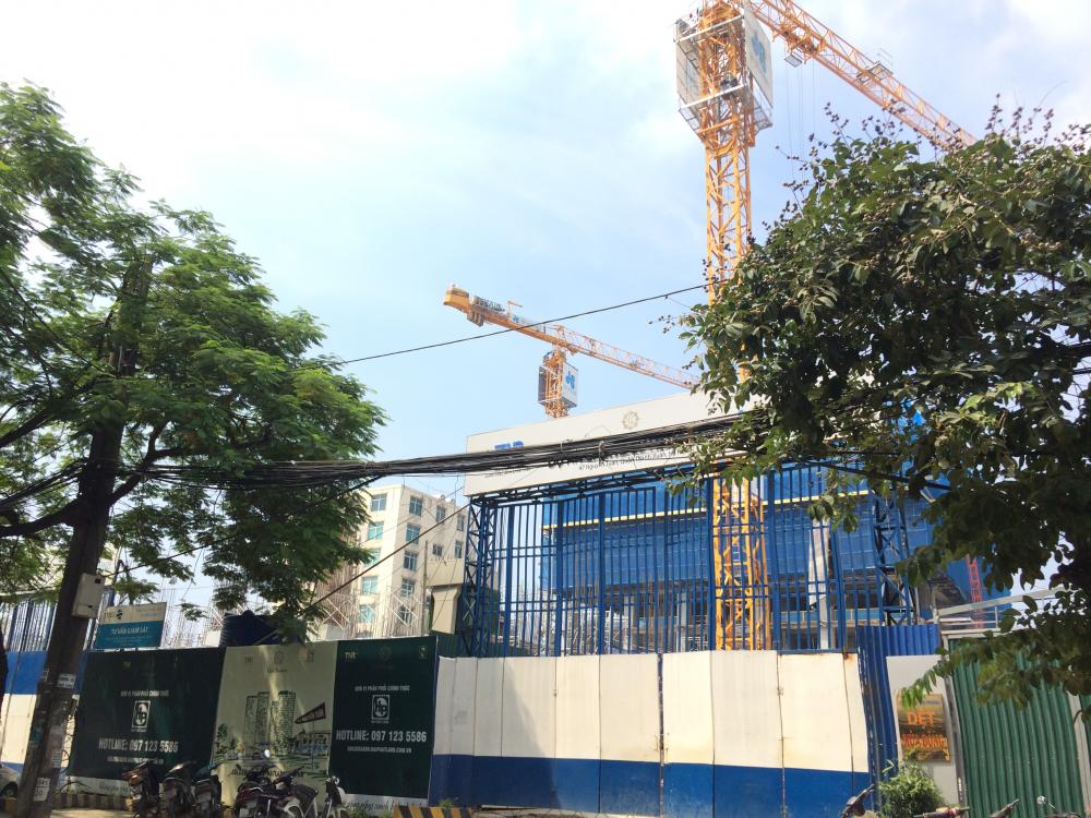 2 block bên ngoài đang xây các tầng đầu tiên, các block phía sau đã xây tầng 9