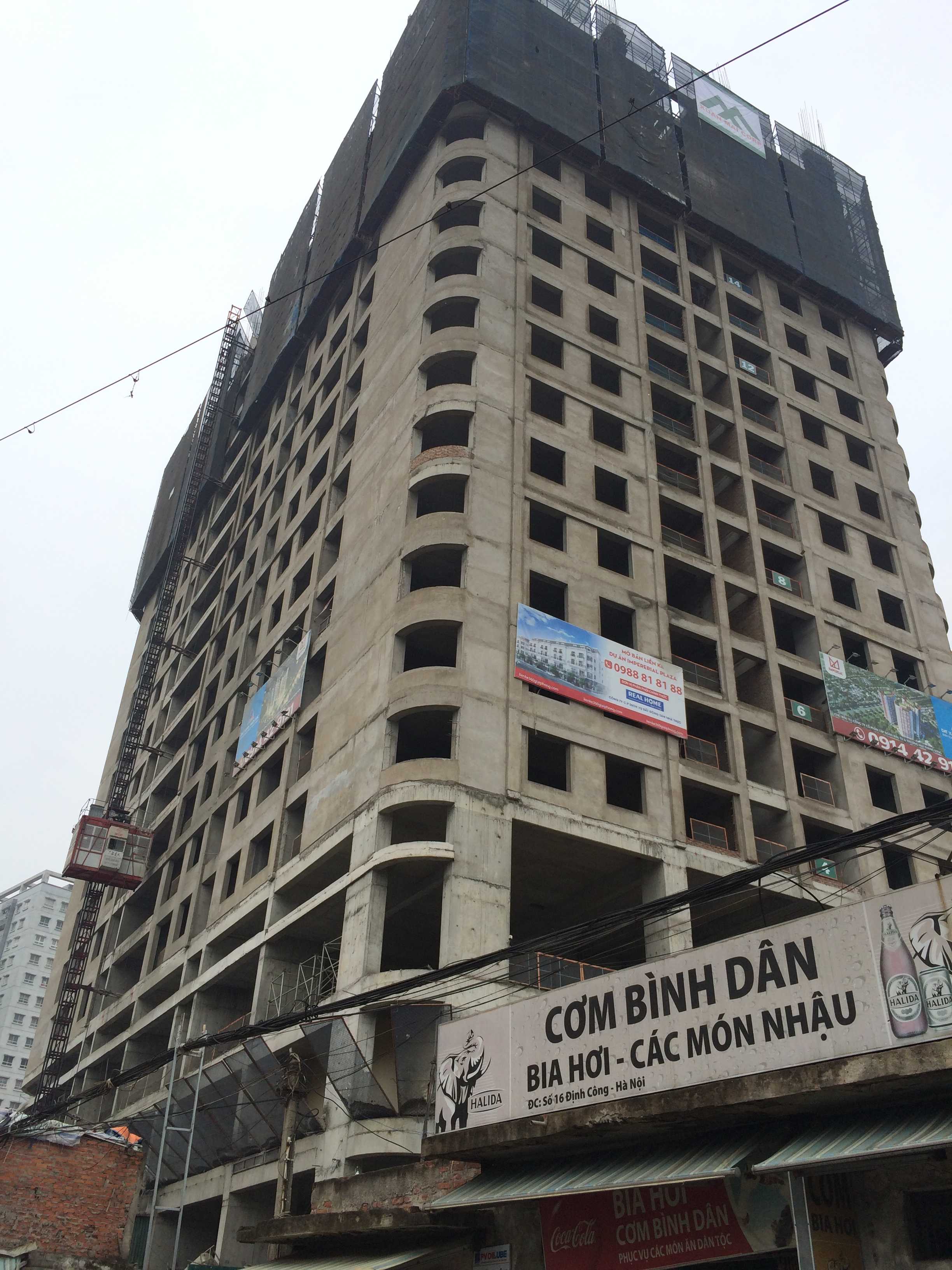 Một tòa đang thi công mặt sàn tầng 19, một tòa thi công móng