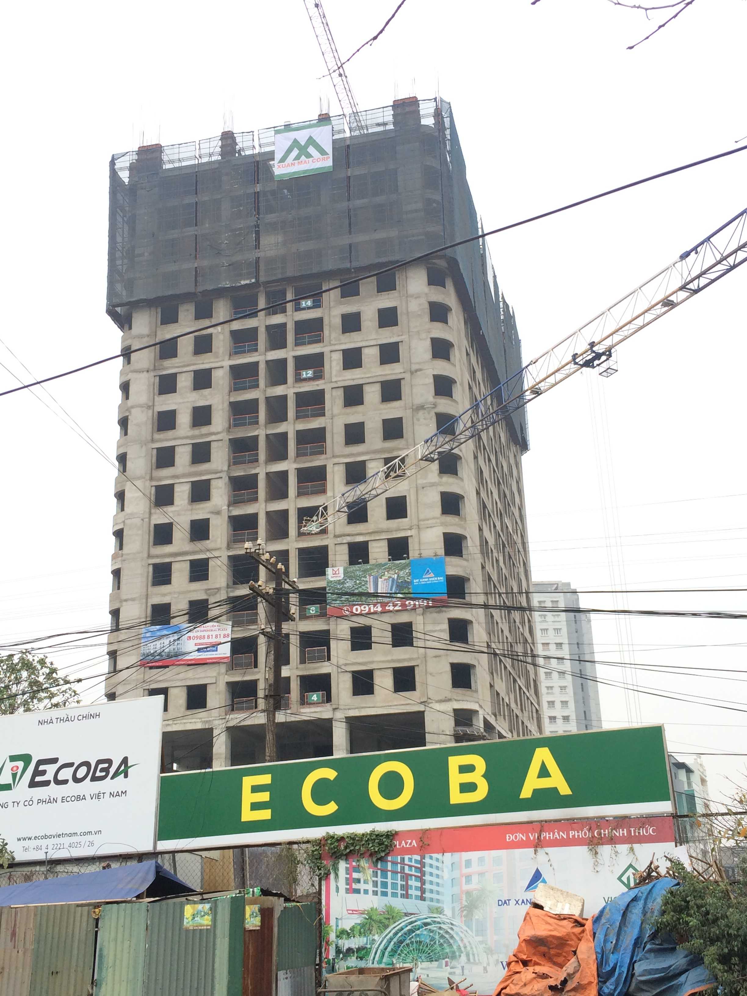 Một tòa đang thi công mặt sàn tầng 19, một tòa thi công móng