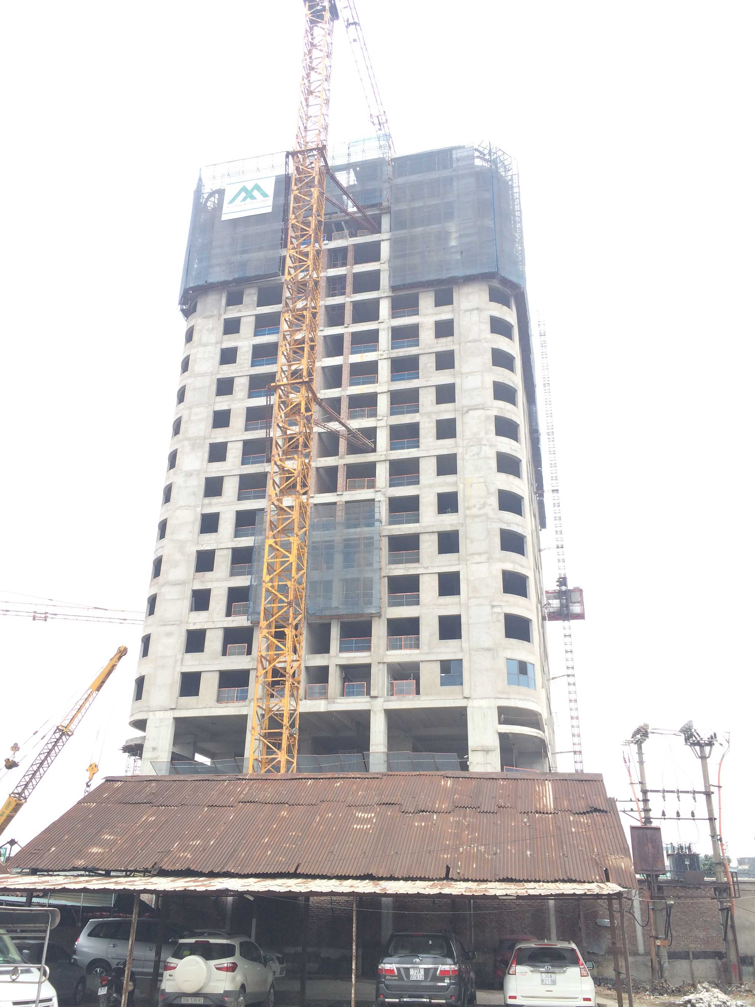 Một tòa đang thi công mặt sàn tầng 19, một tòa thi công móng