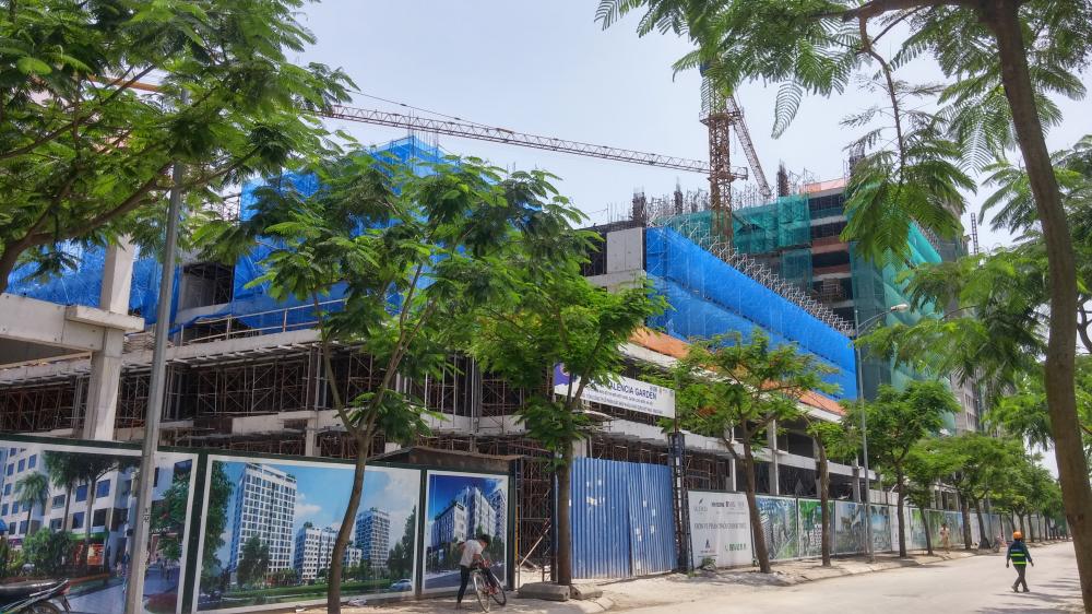 1 tòa thi công mặt sàn tầng 12, 1 toàn thi công tới tầng 5