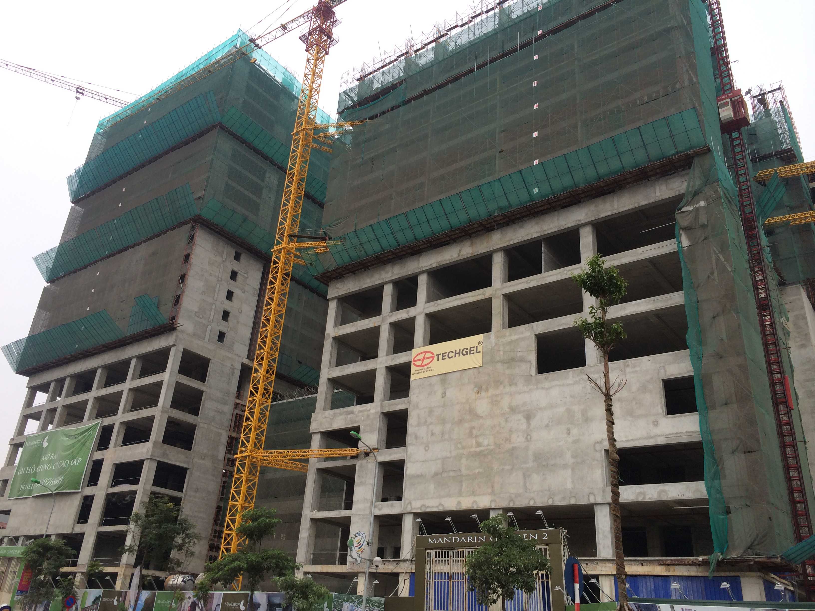 Một tòa xây tới mặt sàn tầng 15, tòa còn lại xây tới mặt sàn tầng 22