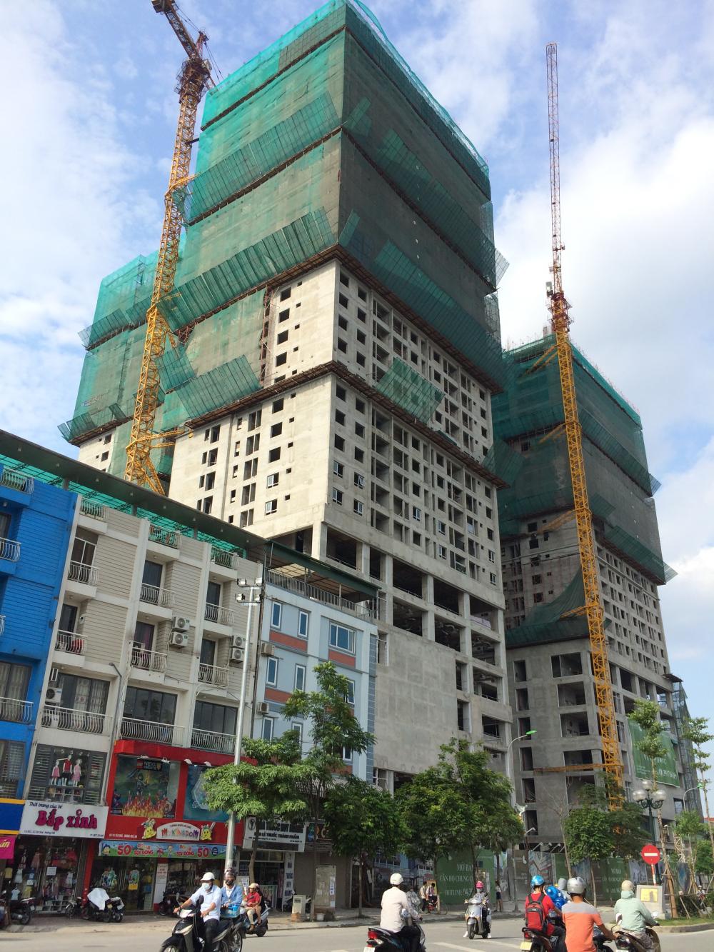 Một block đang xây đến mặt sàn tầng 30, một block xây đến sàn 25