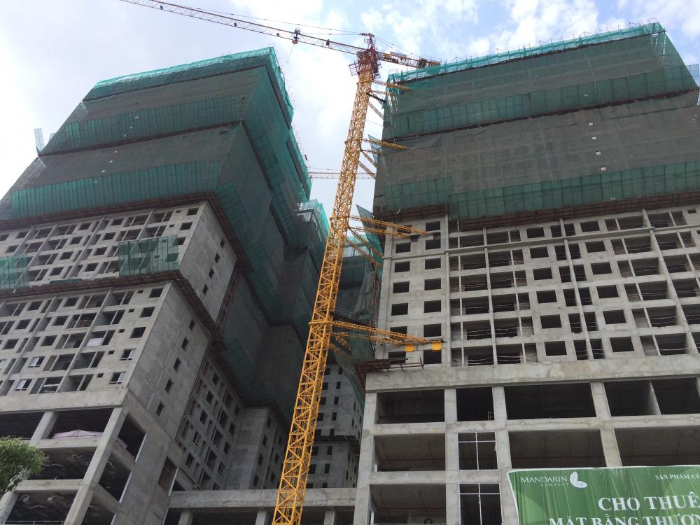 Một block đang xây đến mặt sàn tầng 30, một block xây đến sàn 25